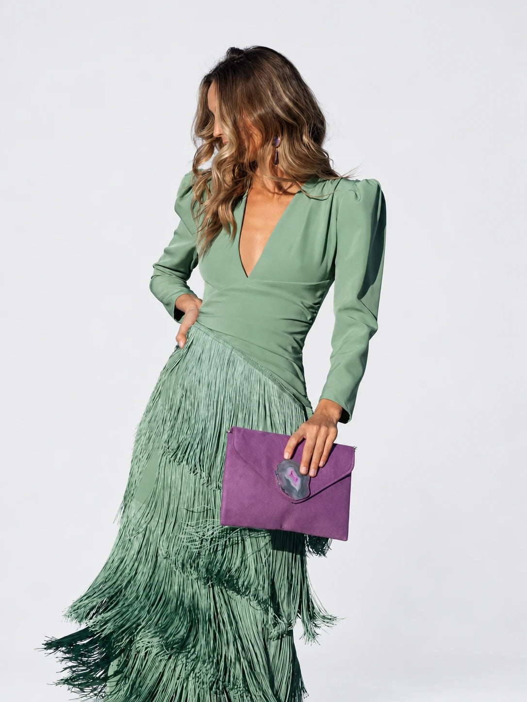 Ronda | Vestido con flecos sobre fondo gris claro