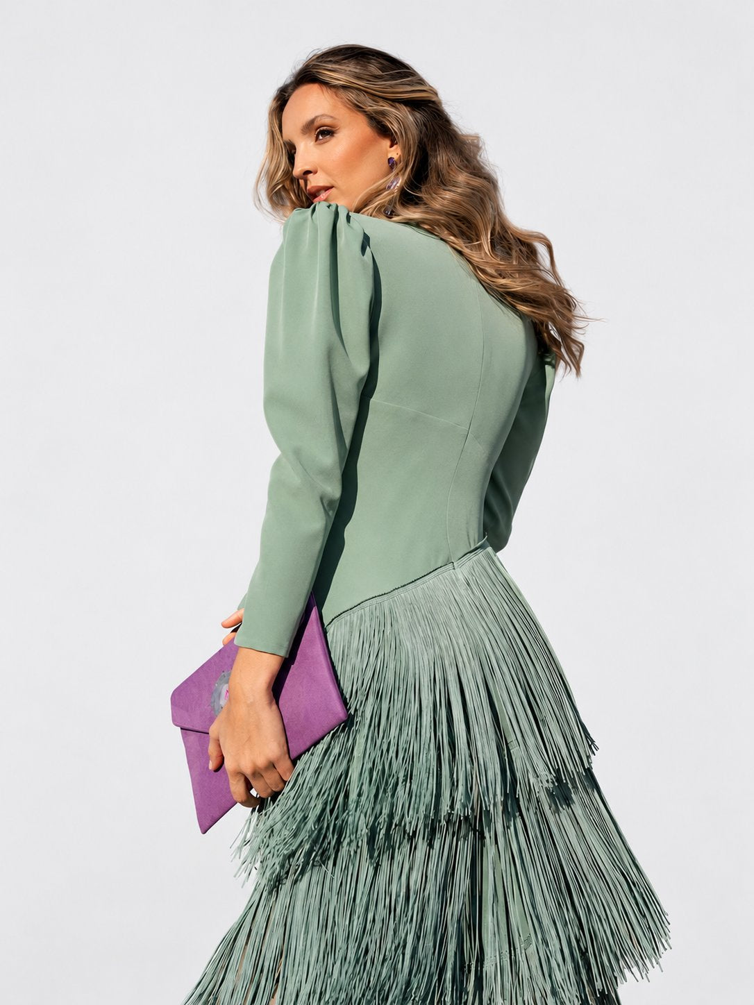 Ronda | Vestido con flecos sobre fondo gris claro