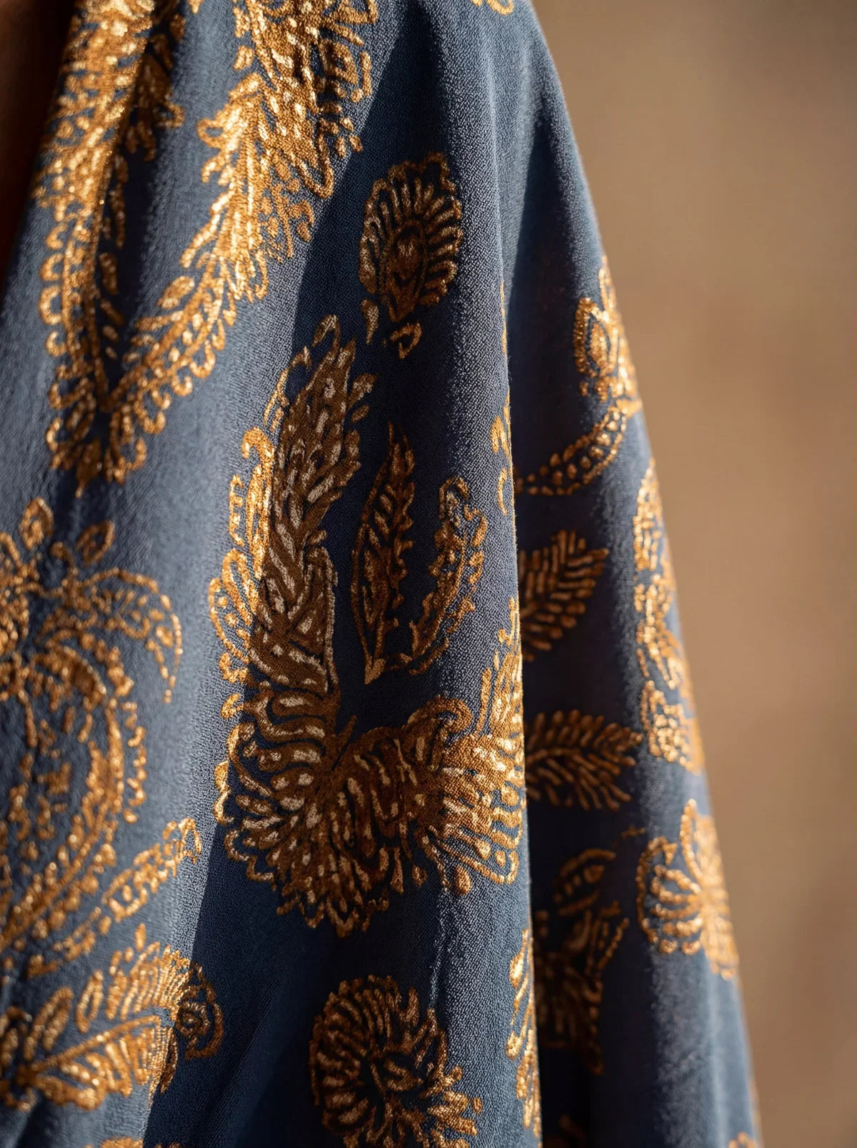 Medina | Vestido midi estampado con nudo en la cintura · Vista 4