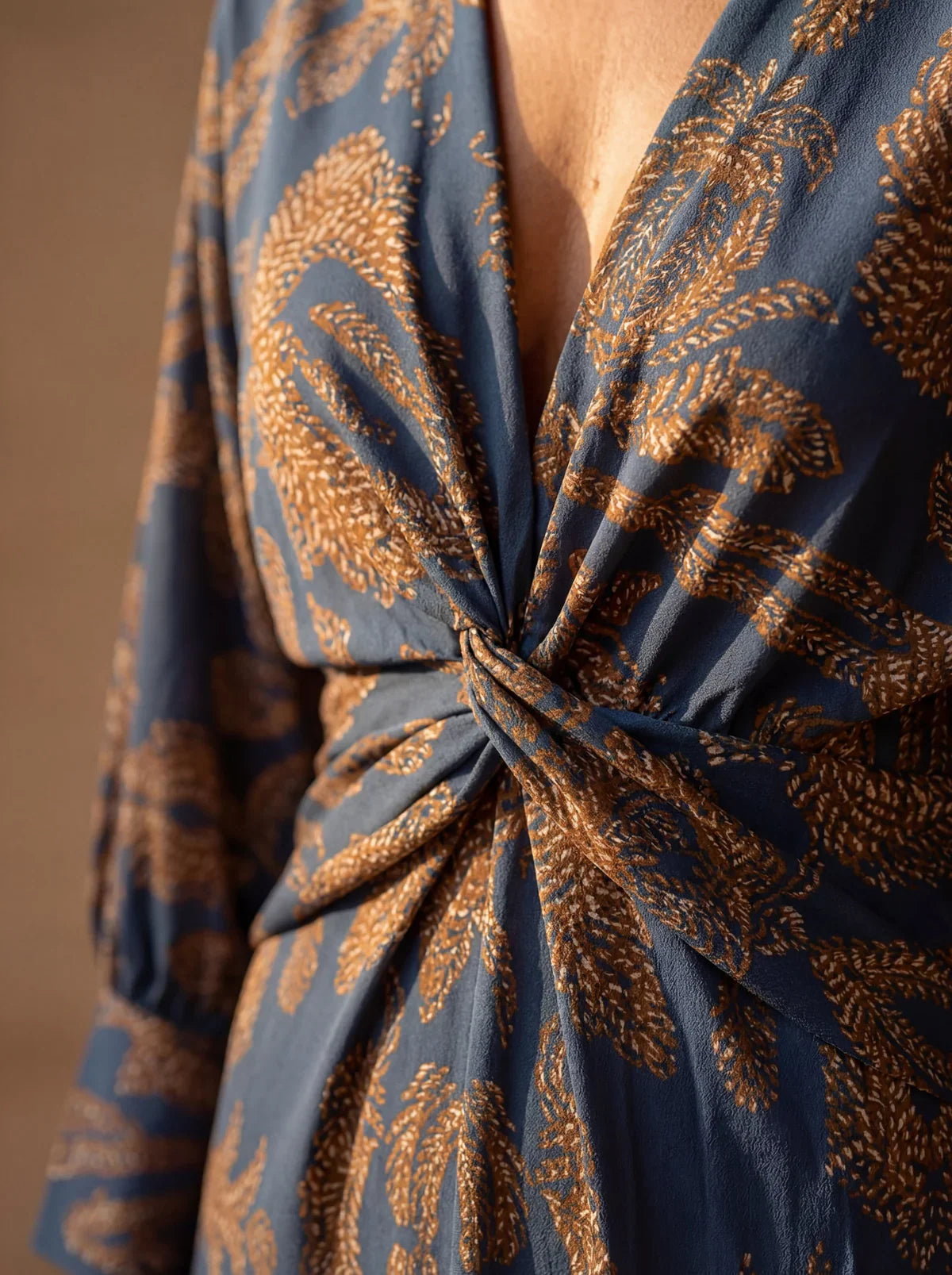 Medina | Vestido midi estampado con nudo en la cintura · Vista 3