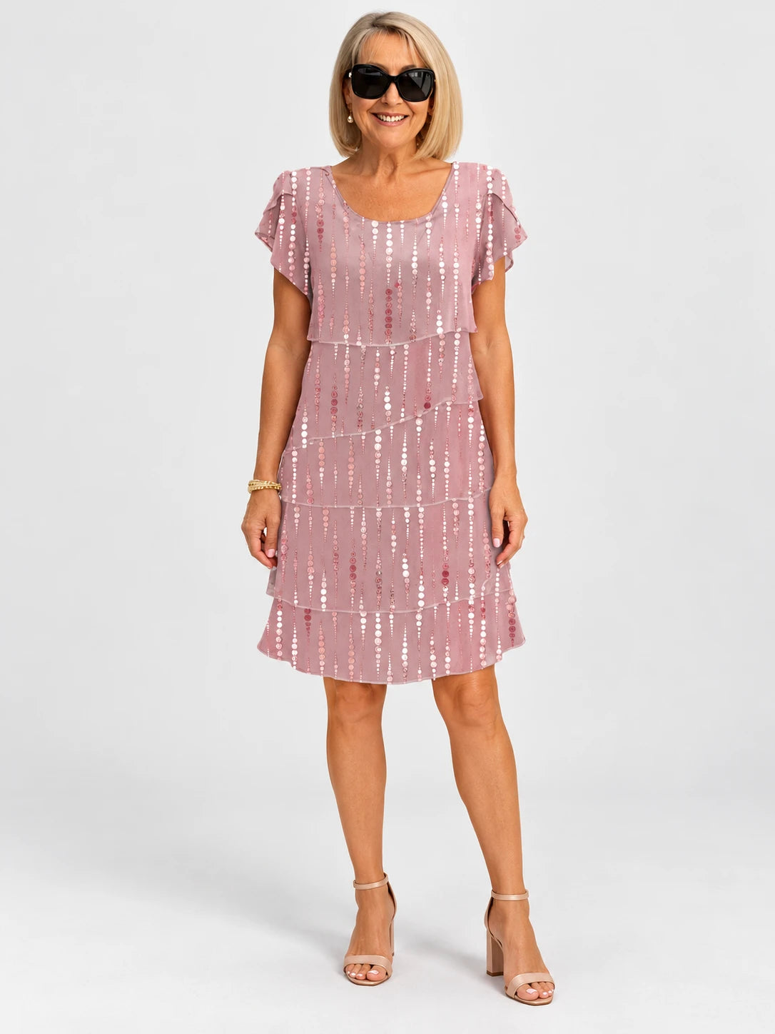 Victoria | Vestido rosa ceniza con volantes y lentejuelas sobre fondo gris claro