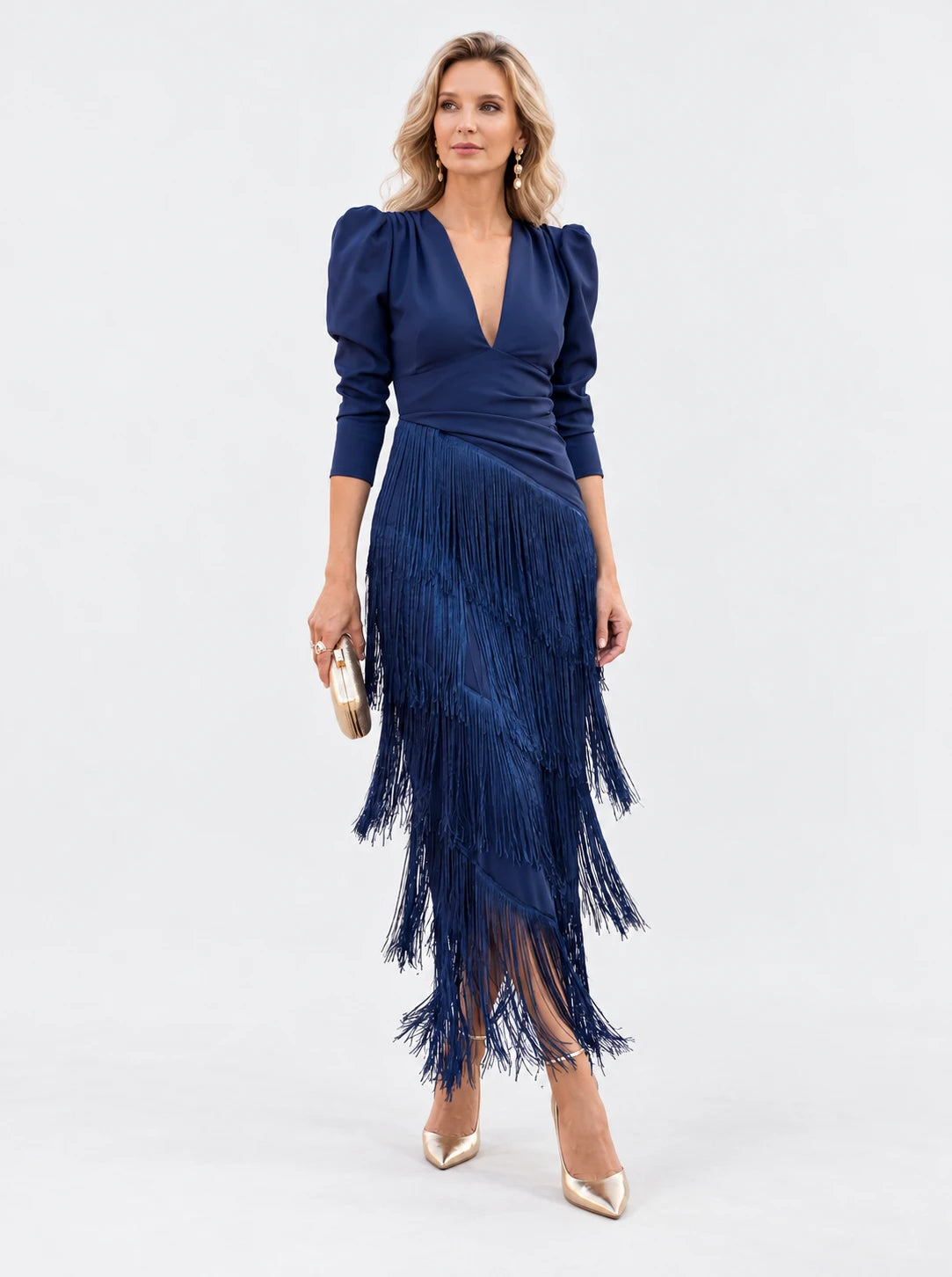Ronda | Vestido con flecos sobre fondo gris claro