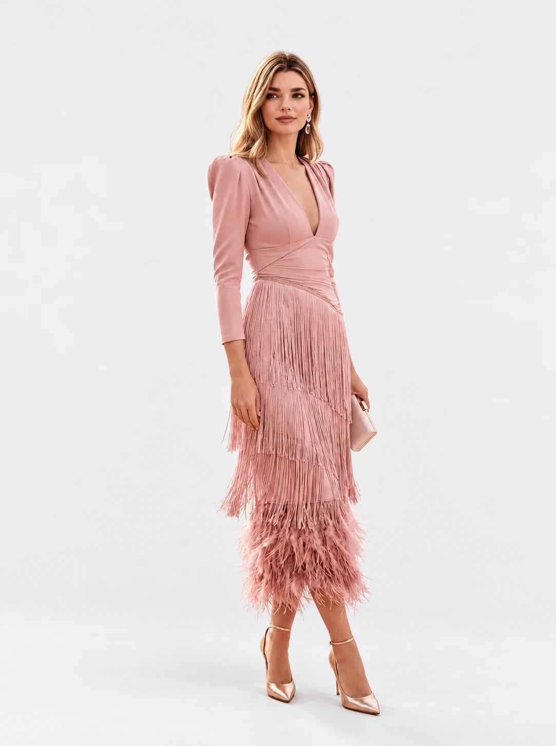 Ronda | Vestido con flecos sobre fondo gris claro