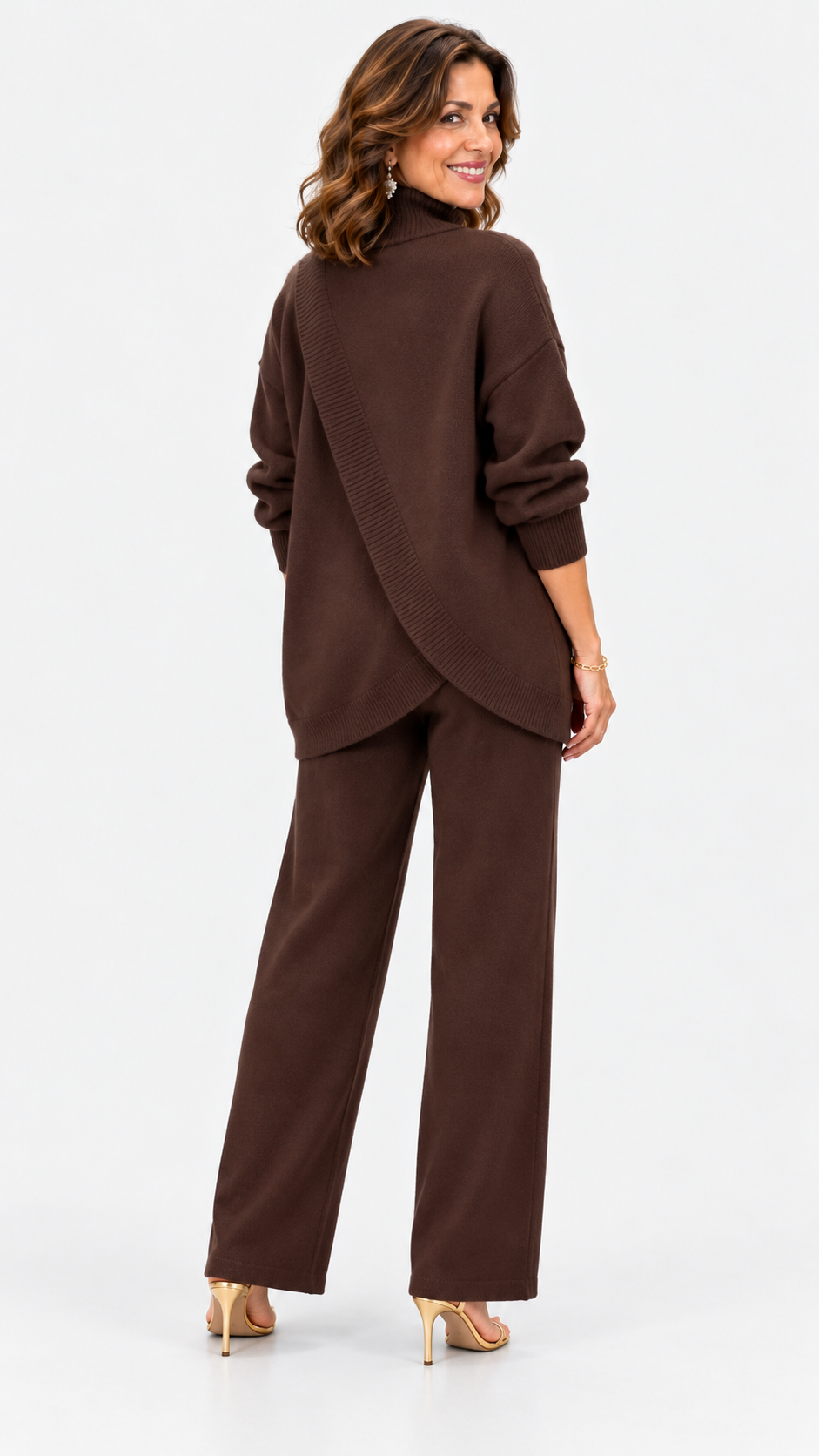 LEILA conjunto de punto marron espalda con fondo gris claro