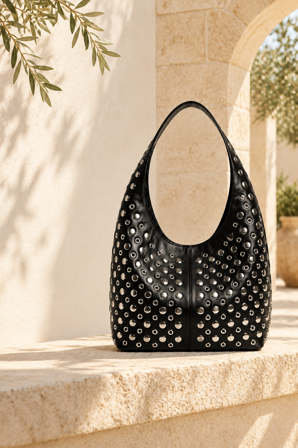 Chela | Bolso con tachuelas · Fotografía editorial ALMA LIORA, imagen editada