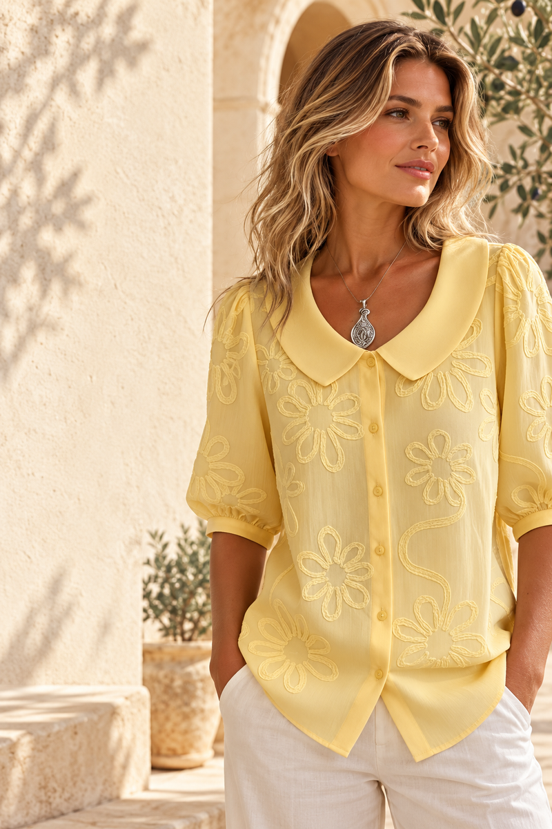 Fiora | Blusa elegante con bordado floral · Fotografía editorial ALMA LIORA, imagen editada