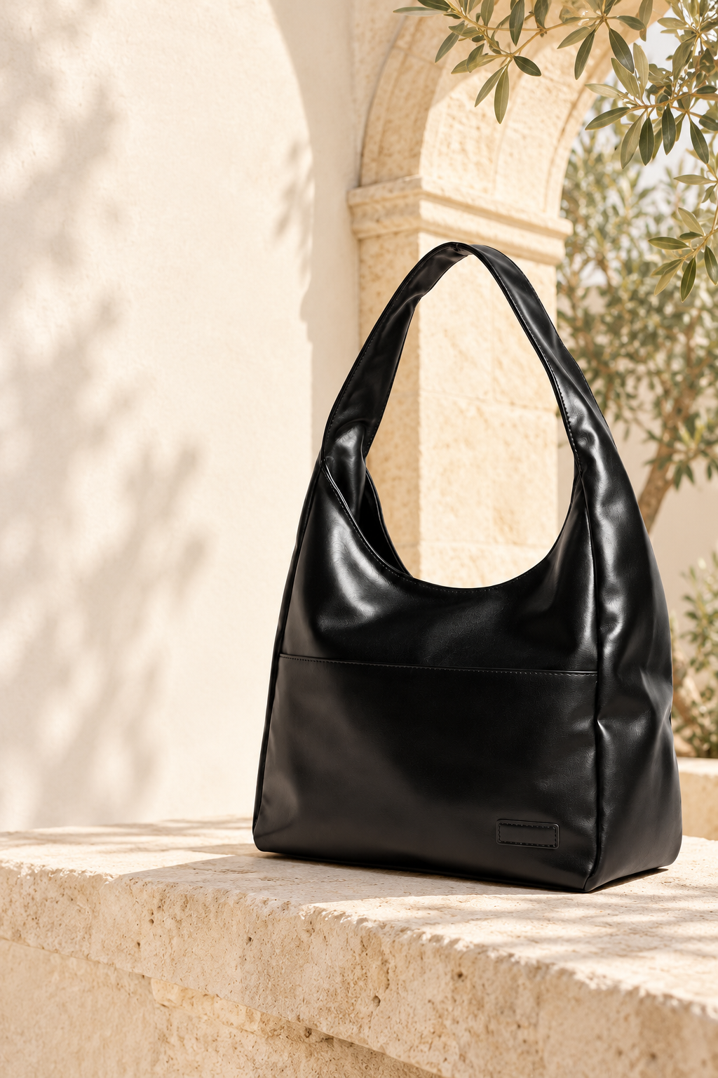 Noir Essence | Bolso con compartimentos y cremallera · Fotografía editorial ALMA LIORA, imagen editada