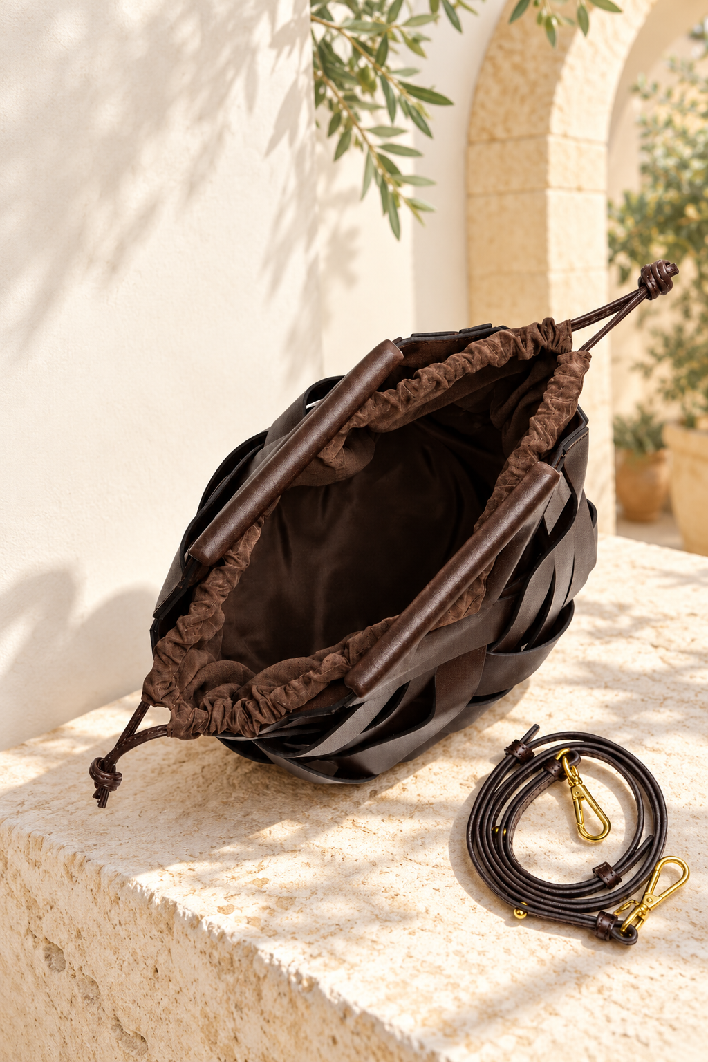 Serena | Bolso trenzado con bandolera · Fotografía editorial ALMA LIORA, imagen editada