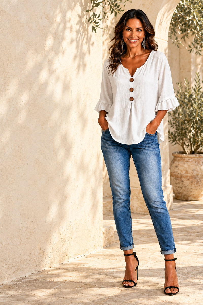 Sophia | Blusa de algodón y lino con botones efecto madera y volantes · Fotografía editorial ALMA LIORA, imagen editada